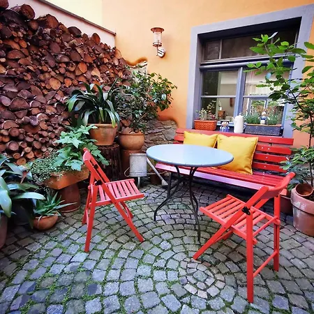 Charmantes Siebenschläfer über Café 7 *
